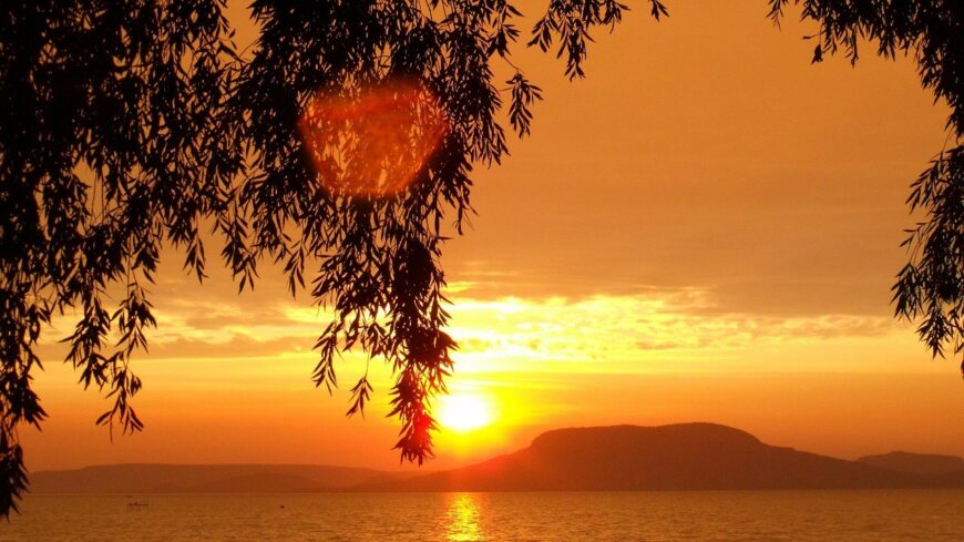 img_Nem_akarmilyen_matineval_koszontik_az_oszt_a_Balatonnal-3