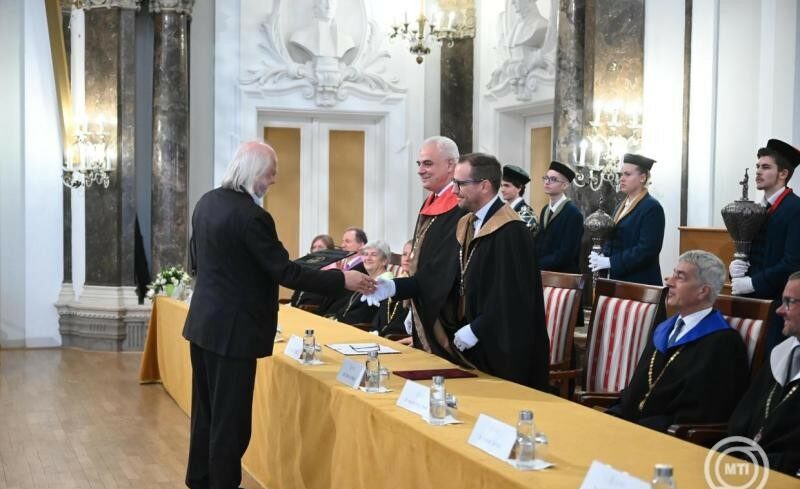 img_Krasznahorkai_Laszlo_az_ELTE_tiszteletbeli_diszdoktora_lett-3