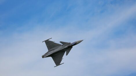 Légi parádé Budapesten: Gripen vadászgépek húznak nemzeti színű füstöt október 23-án